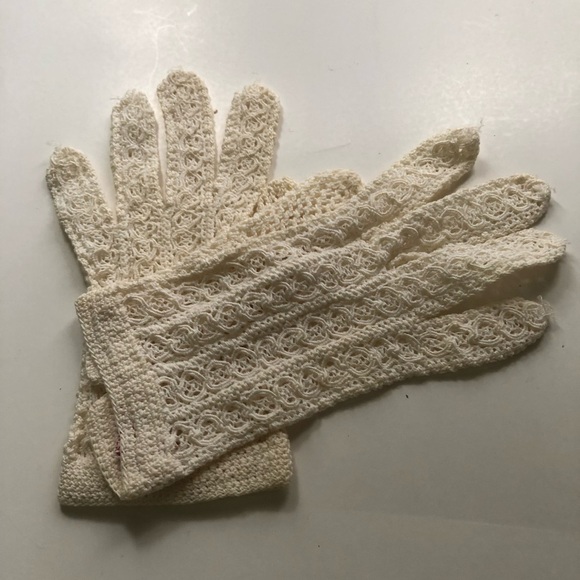 Elegant Cream Lace Gloves from the 30s or 40s. Gorgeous crochet gloves like new. - Picture 6 of 7